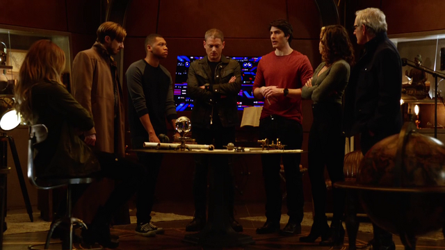 Archivo:El equipo de Rip Hunter discutiendo sobre lo que harán con Mick Rory.png