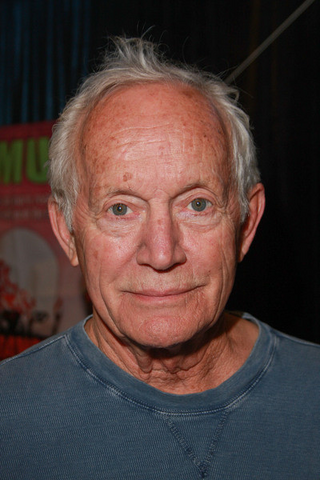 File:Lance Henriksen.png