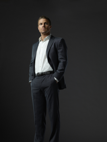 Archivo:Oliver Queen full-body shot.png