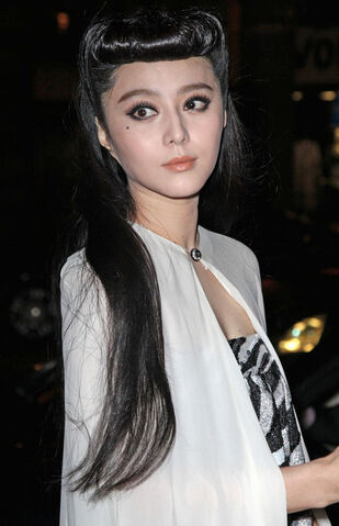 File:Fan+Bingbing+Celebs+Louis+Vuitton+Show+Paris+JX9 4PXkXRul.jpg