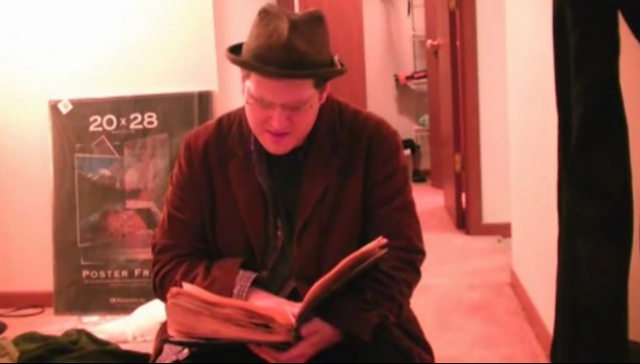File:Linkarareadingalive.png