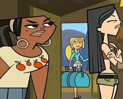 TDI Bridgette vede Leshawna Heather che litigano.jpg