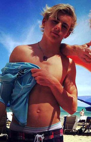 Archivo:Blonde-Pretty-Boy-Ross-Lynch-6.jpg