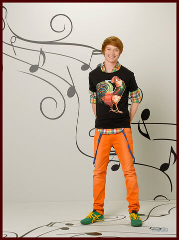 Archivo:Austinally-season2photoshoot-007.jpg