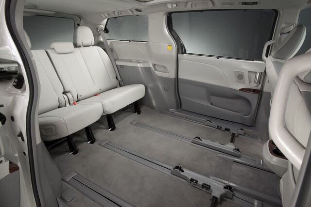 File:2011toyotasienna stock 062.jpg
