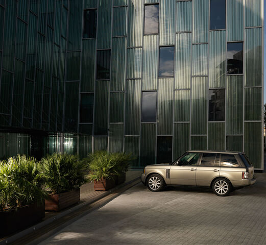 File:04-2010-range-rover-press.jpg