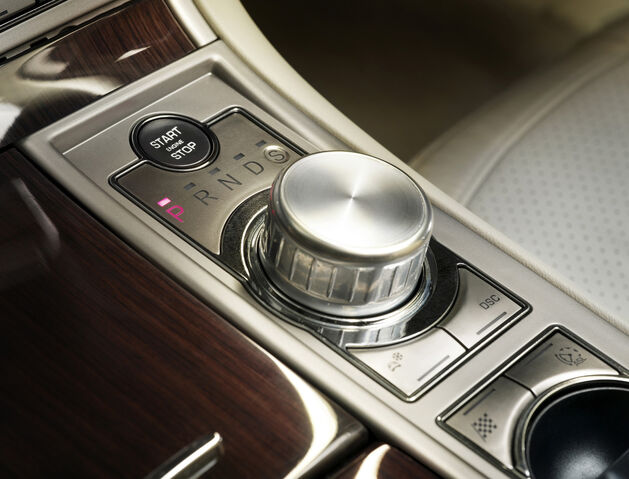 File:11-jaguar-xf.jpg