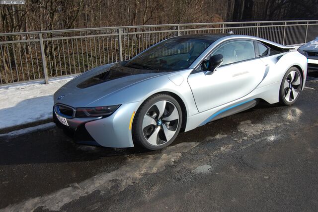 File:BMW-i8-Live-Fotos-Ionic-Silver-Akzent-i-Blau-Leipzig-02.jpg