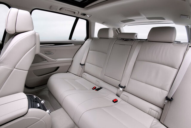 File:2011-BMW-5-Series-Touring-45.jpg