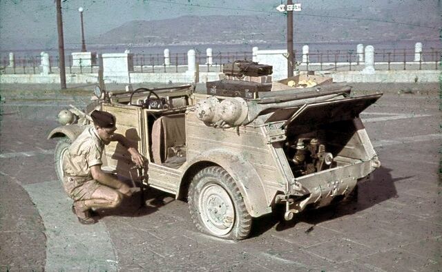 File:Bundesarchiv N 1603 Bild-192, Sizilien, Reifenpanne mit VW-Kübelwagen.jpg