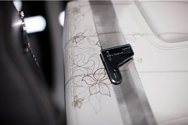 File:2010-lincoln-mkt-stock-images0021.jpg