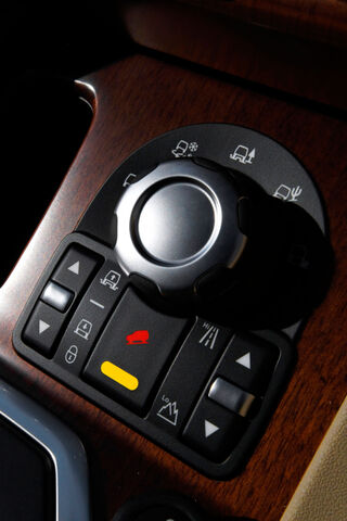 File:15-2010-lr4-discovery-press.jpg