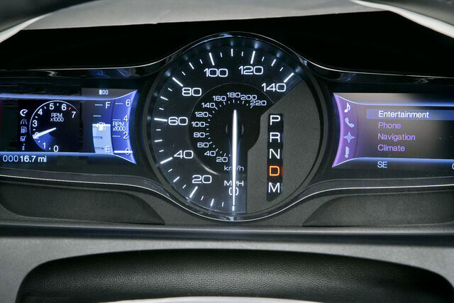 File:2011-Lincoln-MKX-37.jpg