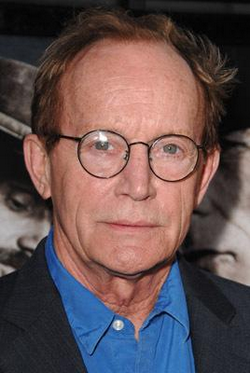 File:Lance Henriksen.png