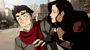 Asami ayudando a Mako a que se levante.png