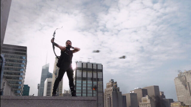 Datei:HawkeyeMarvelTheAvengersDachHochhaus.jpg