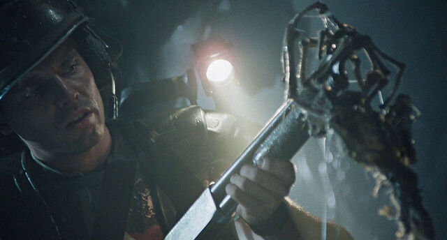 File:Hicks with Facehugger.jpg