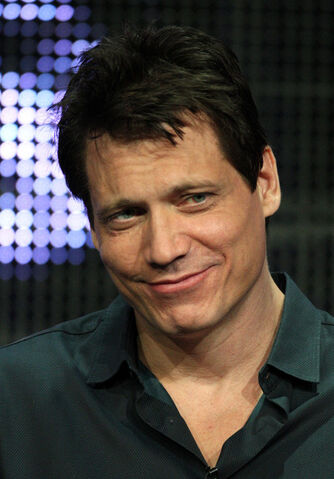 File:Holt+McCallany+2010.jpg
