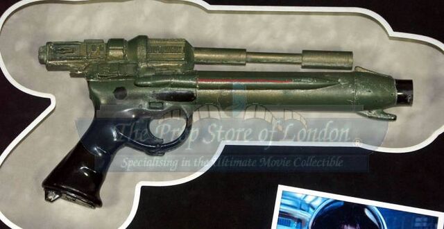 File:Alien-sigourneypistoldisplay2.jpg