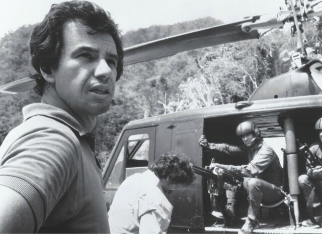 File:McTiernan on set 01.jpg