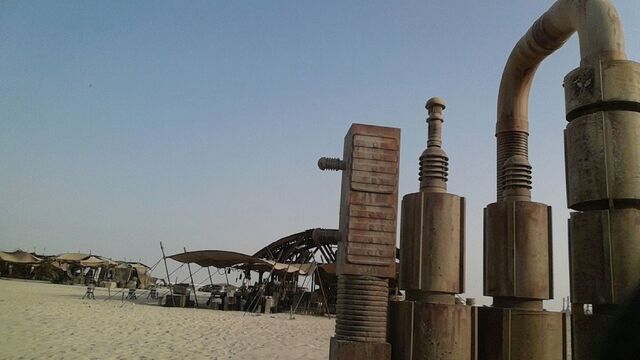 File:Star-Wars-Epsiode-VII-set-photos-in-Abu-Dhabi (8).jpg