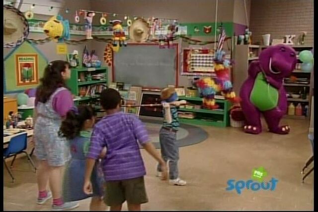 File:Hitthepinata.jpg