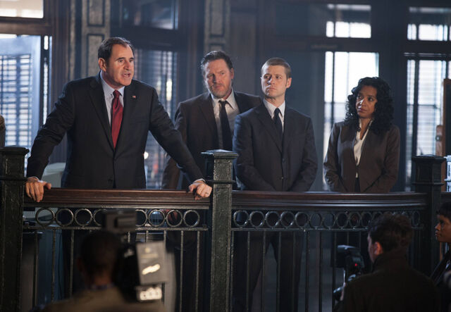 File:Gotham1x02MayorBullockGordonEssen.jpg