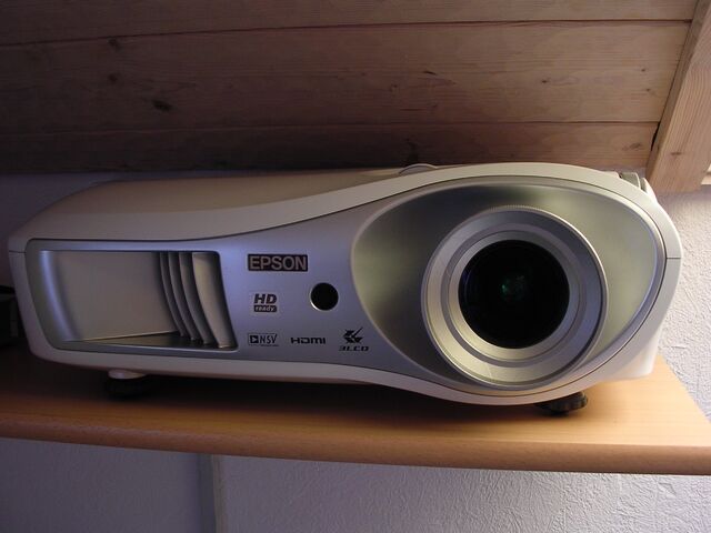 Datei:Epson EMP TW600 aufgestellt.jpg