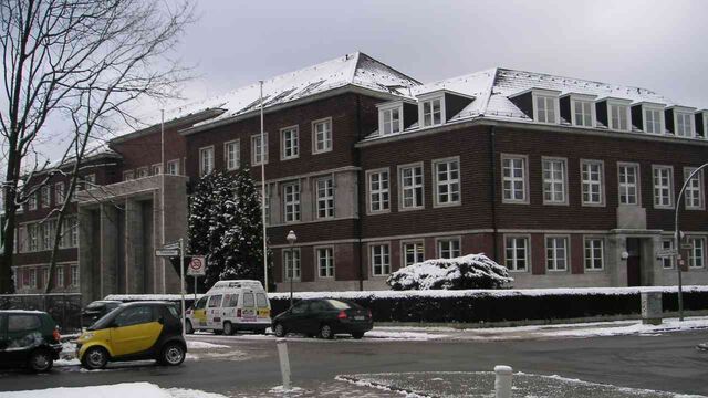Datei:Freie Universität Berlin Präsidialgebäude im Winter 01-2005.jpg