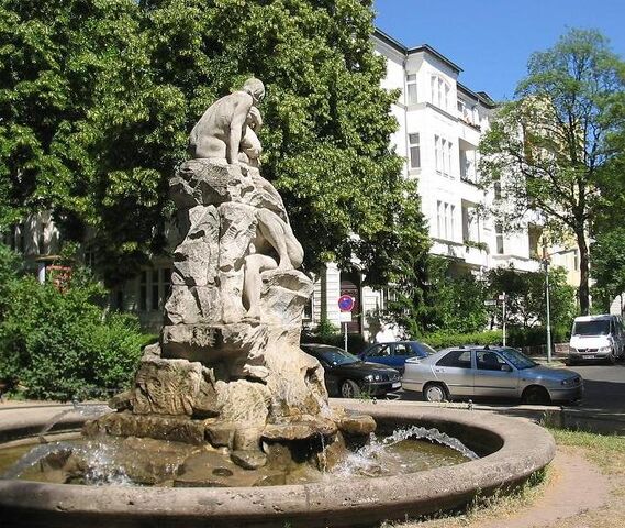 Datei:Sintflutbrunnen1 Perelsplatz Berlin.jpg