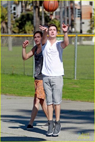 File:Kendall-Schmidt-Logan-Henderson-Big-Time-Basketball-Break-big-time-rush-29117822-816-1222.jpg