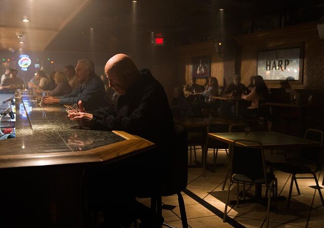 File:Better-call-saul-episode-209-mike-banks-2-935.jpg