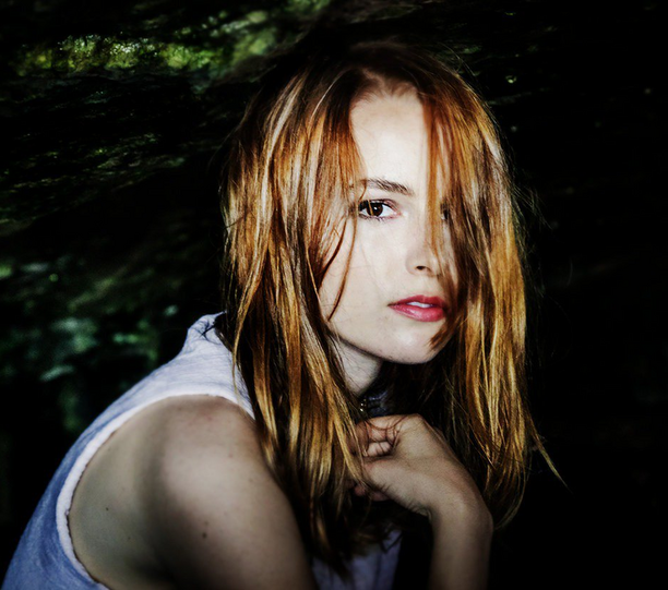 Archivo:Bridgit-mendler-nemesis-868x680.png