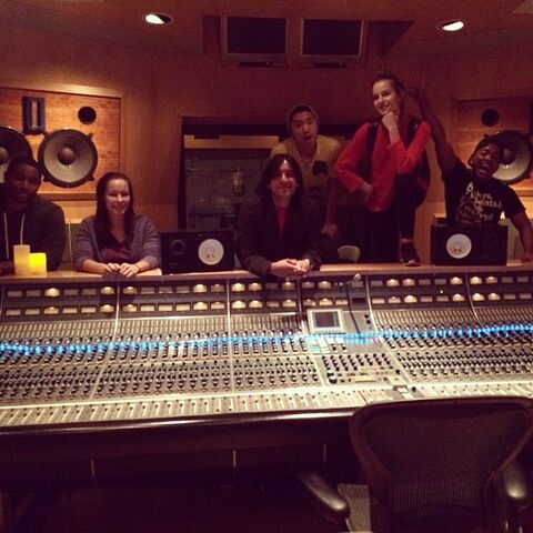 Archivo:Bridgit-mendler-new-album.jpg