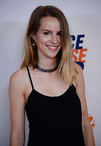 Archivo:Bridgit-mendler-at-race-to-erase-ms-2014-in-century-city 4.jpg