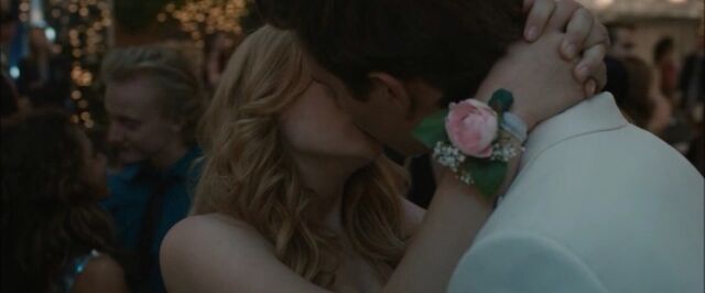 File:Carrie & Tommy Kiss.jpg