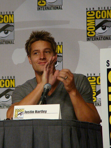 File:Justin Hartley.jpg