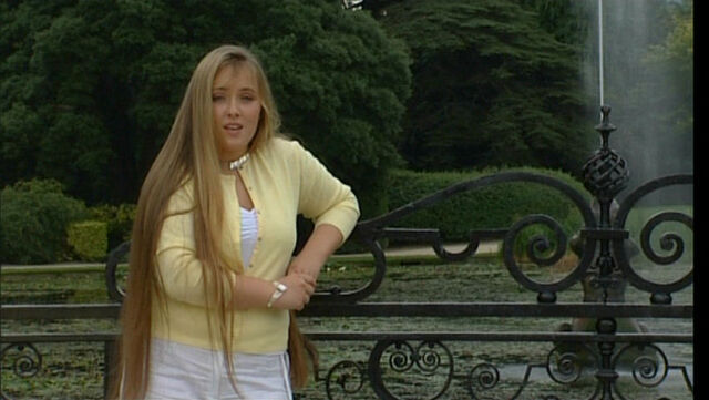 File:Chloë near the fountain.jpg