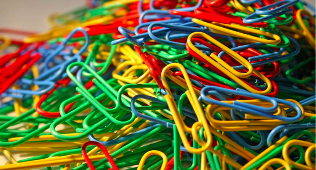 File:Colorful paperclips.png