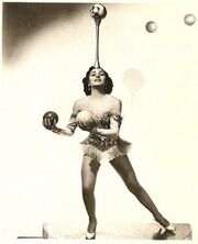 Lottie Brunn Juggling