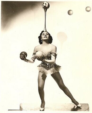 File:Lottie Brunn Juggling.jpg