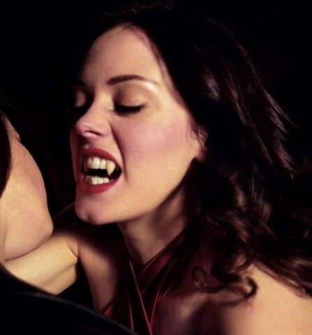 Arquivo:Paige as vampire.jpg