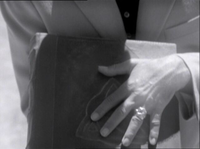 File:1x03-BOSVictorholdingBOS.jpg
