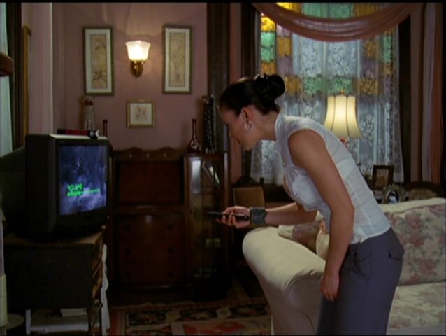 File:PheebsTryingtoHearTVLivingRoom.jpg