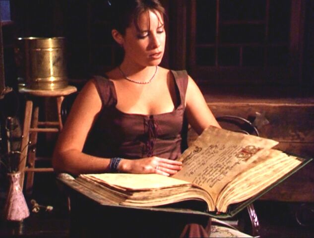 Фајл:2x05-Piper-Book.jpg