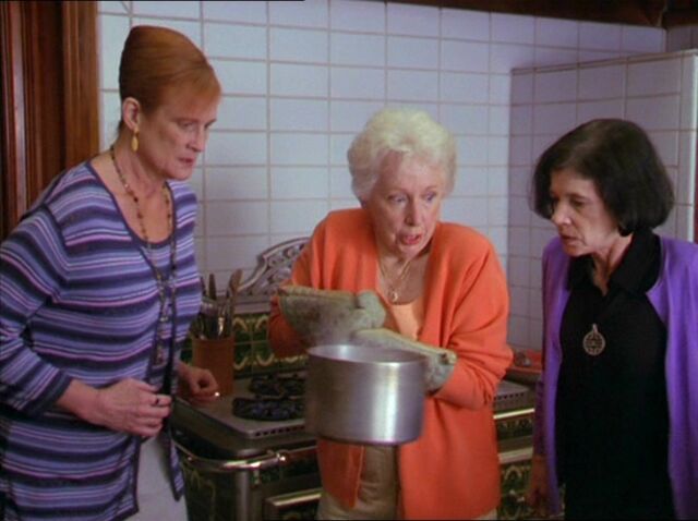 File:Helen Brewing Potion.jpg