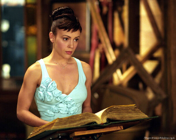 File:Alyssa Milano-Phoebe 010.jpg