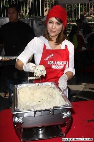 File:Alyssa Milano Christman2010.jpg