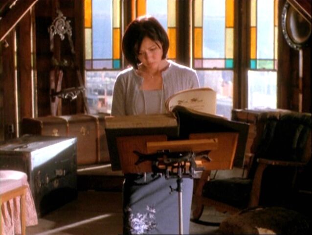 Фајл:1x08-Prue-Book-0.jpg