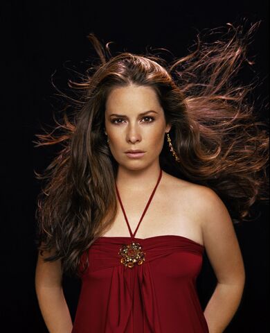 Fichier:Charmed-holly-marie-combs-piper-s8-37-dvdbash.jpg